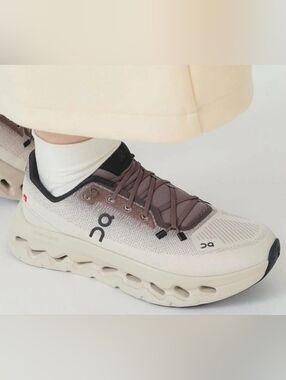 Size 9.5 - Women's ON CLOUDTILT Clove Sand